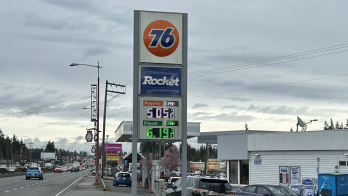 Señal de una gasolinera 76 en Edmonds, Washington, mostrando precios superiores a 5 dólares por galón para gasolina regular y diésel en la carretera 99.