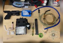 Incautan fentanilo en Kitsap tras hallazgo en vivienda en construcción Arma de fuego, cargador, municiones y diversos objetos relacionados con drogas —incluyendo bolsas con sustancia blanca, pipas, una báscula digital y tubos— decomisados por autoridades del condado de Kitsap durante un operativo en Bremerton.