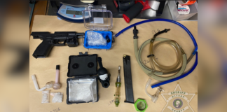 Incautan fentanilo en Kitsap tras hallazgo en vivienda en construcción Arma de fuego, cargador, municiones y diversos objetos relacionados con drogas —incluyendo bolsas con sustancia blanca, pipas, una báscula digital y tubos— decomisados por autoridades del condado de Kitsap durante un operativo en Bremerton.