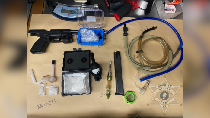 Arma de fuego, cargador, municiones y diversos objetos relacionados con drogas —incluyendo bolsas con sustancia blanca, pipas, una báscula digital y tubos— decomisados por autoridades del condado de Kitsap durante un operativo en Bremerton.