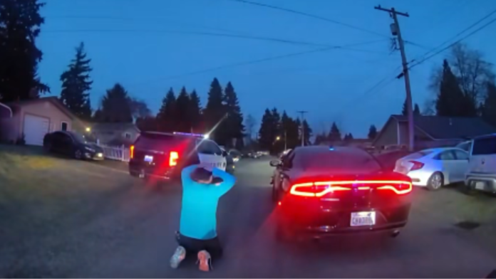 Momento en el que los agentes detienen a un hombre por 98ª vez tras persecución en Olympia— Foto: Derek Sanders, sheriff del condado de Thurston