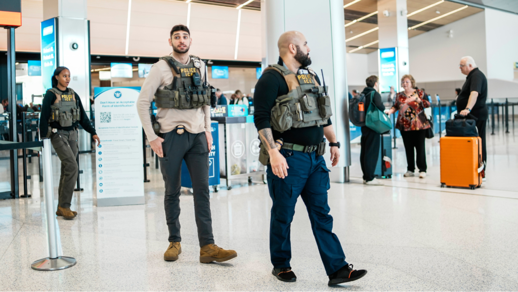 Agentes federales de inmigración caminan por la Terminal A del Aeropuerto Internacional de Newark (EWR), en Nueva Jersey, el martes 24 de marzo de 2026. (Foto AP/Eduardo Muñoz Álvarez)