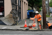 Informe sobre calles y carreteras de WA ubica al estado entre los peores del país Un trabajador excava en una zanja donde se están reemplazando tuberías en el centro de Tacoma, Washington. (Foto AP/Ted S. Warren)