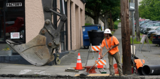 Informe sobre calles y carreteras de WA ubica al estado entre los peores del país Un trabajador excava en una zanja donde se están reemplazando tuberías en el centro de Tacoma, Washington. (Foto AP/Ted S. Warren)
