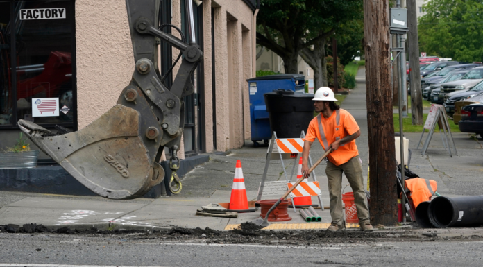 Informe sobre calles y carreteras de WA ubica al estado entre los peores del país Un trabajador excava en una zanja donde se están reemplazando tuberías en el centro de Tacoma, Washington. (Foto AP/Ted S. Warren)