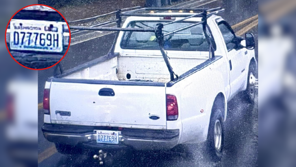 Imagen de una camioneta blanca Ford dually de cabina estándar con rack para escalera, vehículo que las autoridades vinculan con la búsqueda del sospechoso en el caso de doble homicidio en el condado de Mason.