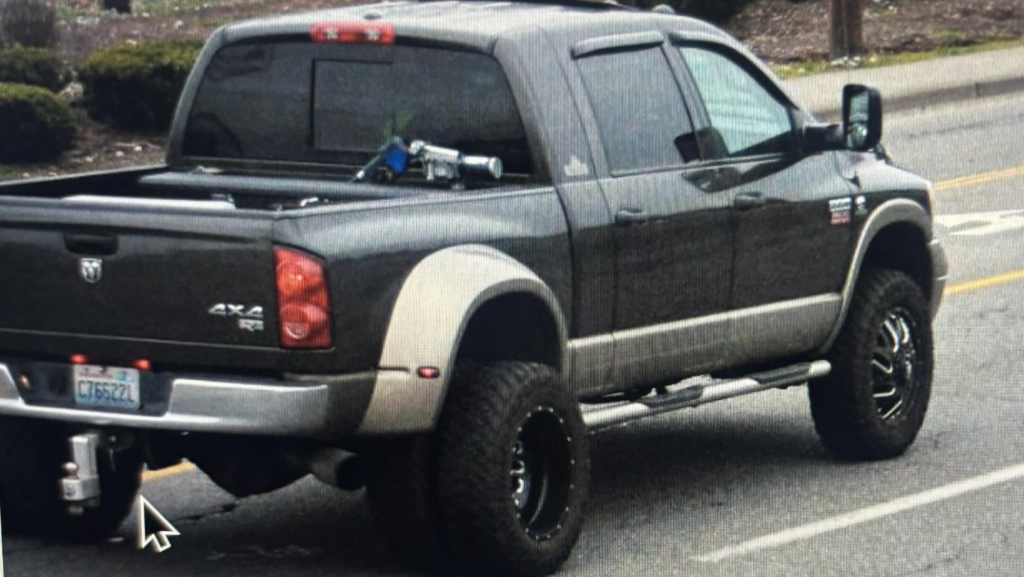 Fotografía de una camioneta Dodge Ram 3500 gris modelo 2008, vehículo que autoridades del condado de Mason indican podría estar vinculado al sospechoso buscado en la investigación de un doble homicidio.