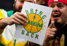 La NBA da luz verde a la expansión y apunta a Seattle y Las Vegas Aficionados alzan un letrero pidiendo el regreso de los Seattle SuperSonics, reflejo de una afición que aún no olvida a su equipo, durante un partido de baloncesto universitario en Seattle, en diciembre de 2023. (Foto AP/Lindsey Wasson)