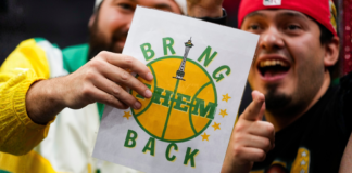 La NBA da luz verde a la expansión y apunta a Seattle y Las Vegas Aficionados alzan un letrero pidiendo el regreso de los Seattle SuperSonics, reflejo de una afición que aún no olvida a su equipo, durante un partido de baloncesto universitario en Seattle, en diciembre de 2023. (Foto AP/Lindsey Wasson)