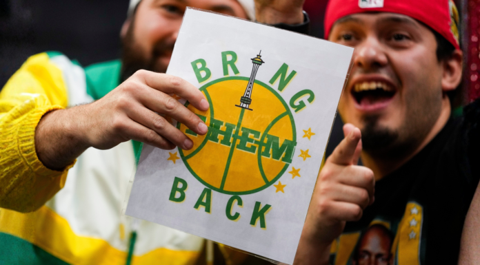 La NBA da luz verde a la expansión y apunta a Seattle y Las Vegas Aficionados alzan un letrero pidiendo el regreso de los Seattle SuperSonics, reflejo de una afición que aún no olvida a su equipo, durante un partido de baloncesto universitario en Seattle, en diciembre de 2023. (Foto AP/Lindsey Wasson)