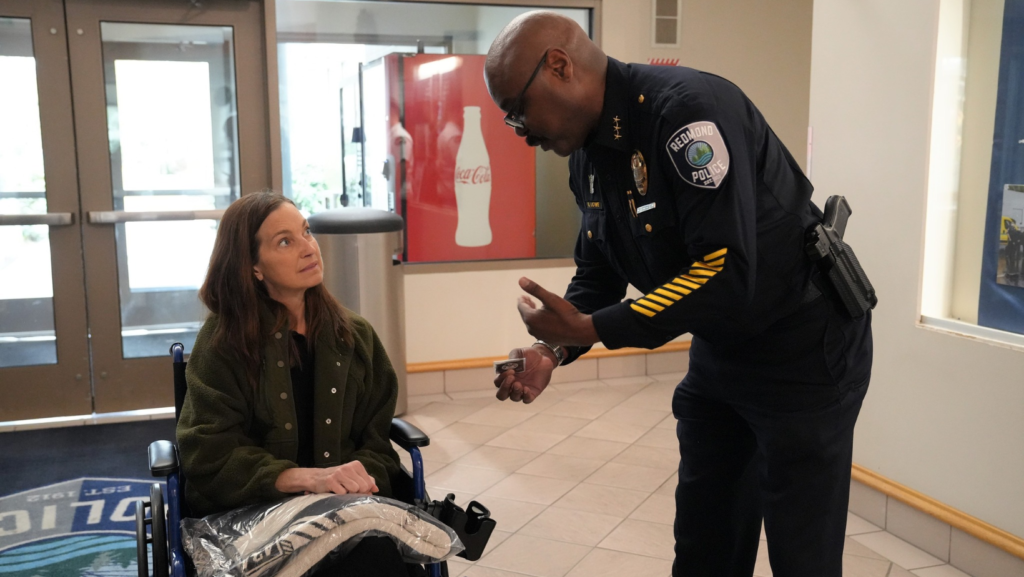 Judith Walter conversa con Darrell Lowe, jefe de policía de Redmond, tras haber sido dada de alta del hospital luego del ataque ocurrido en Bear Creek Trail.