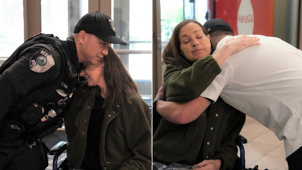 Judith Walter abraza a oficiales de la Policía de Redmond durante un encuentro tras haber sido dada de alta del hospital luego del ataque ocurrido en Bear Creek Trail.
