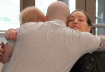 Víctima de ataque en Redmond vuelve a casa mientras sigue la búsqueda del sospechoso Judith Walter abraza a miembros de su familia tras ser dada de alta del hospital, mientras continúa su recuperación después del ataque ocurrido en Bear Creek Trail en Redmond