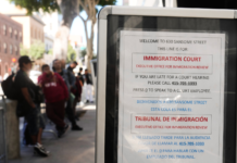 Estudio: Administración Trump cobra tarifas migratorias por trámites que no procesa Personas hacen fila frente al Tribunal de Inmigración en octubre de 2025, en San Francisco. (Foto de AP/Jeff Chiu)
