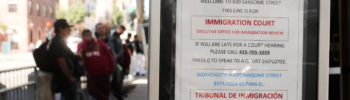 Personas hacen fila frente al Tribunal de Inmigración en octubre de 2025, en San Francisco. (Foto de AP/Jeff Chiu)