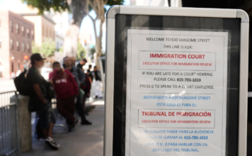 Estudio: Administración Trump cobra tarifas migratorias por trámites que no procesa Personas hacen fila frente al Tribunal de Inmigración en octubre de 2025, en San Francisco. (Foto de AP/Jeff Chiu)