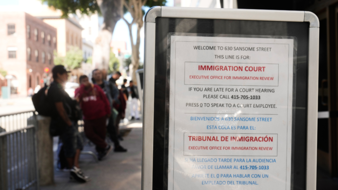 Personas hacen fila frente al Tribunal de Inmigració Personas hacen fila frente al Tribunal de Inmigración en octubre de 2025, en San Francisco. (Foto de AP/Jeff Chiu)