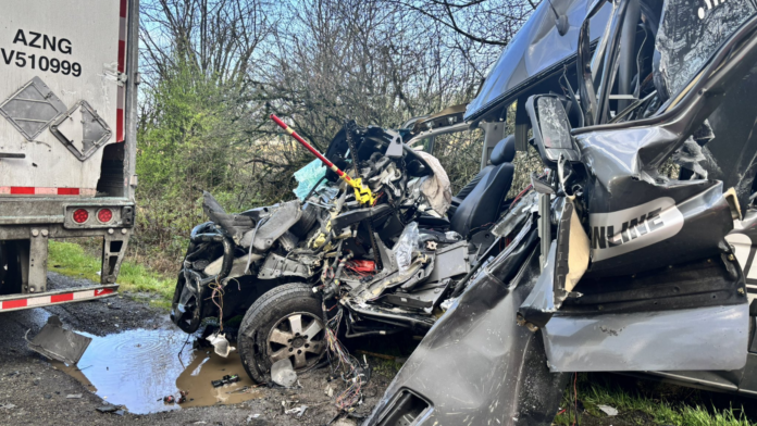 Choque Estado de la furgoneta luego de chocar con un camión en la I-5 en el condado de Thurston — Foto: WSP