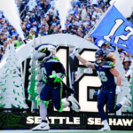 NFL 2026 arrancará en Seattle con el juego inaugural de los Seahawks Blitz, la mascota de los Seahawks, y el ala cerrada Brady Russell (38) saltan al campo antes del partido contra los Rams de Los Ángeles, el domingo 3 de noviembre de 2024 en Seattle. (Foto AP/Ben VanHouten)