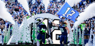 NFL 2026 arrancará en Seattle con el juego inaugural de los Seahawks Blitz, la mascota de los Seahawks, y el ala cerrada Brady Russell (38) saltan al campo antes del partido contra los Rams de Los Ángeles, el domingo 3 de noviembre de 2024 en Seattle. (Foto AP/Ben VanHouten)