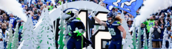 Blitz, la mascota de los Seahawks, y el ala cerrada Brady Russell (38) saltan al campo antes del partido contra los Rams de Los Ángeles, el domingo 3 de noviembre de 2024 en Seattle. (Foto AP/Ben VanHouten)