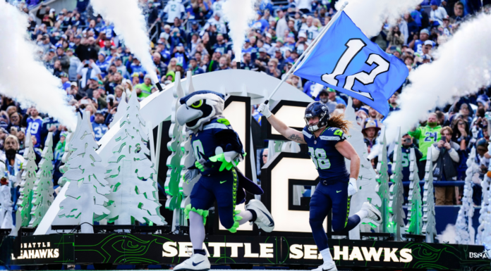 NFL 2026 arrancará en Seattle con el juego inaugural de los Seahawks Blitz, la mascota de los Seahawks, y el ala cerrada Brady Russell (38) saltan al campo antes del partido contra los Rams de Los Ángeles, el domingo 3 de noviembre de 2024 en Seattle. (Foto AP/Ben VanHouten)