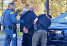 Arrestan a sospechoso por doble homicidio en Hoodsport Momento en el que agentes policiales detienen al sospechoso— Foto: Oficina del sheriff del condado de Mason