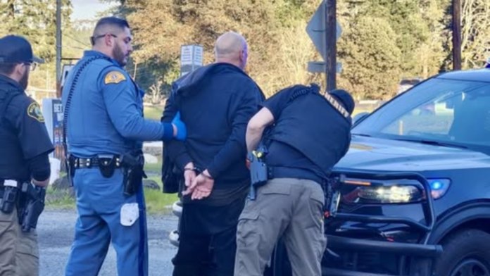 Momento en el que agentes policiales detienen al sospechoso— Foto: Oficina del sheriff del condado de Mason