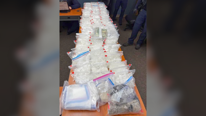 Droga y dinero incautado durante el operativo — Foto: Oficina del sheriff del condado de Pierce