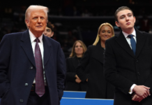 Exgobernador pide que el hijo de Trump se enliste en el ejército ante conflicto con Irán El presidente Donald Trump y Barron Trump asisten a un evento en el Capital One Arena de Washington D.C., en enero de 2025. (Foto de AP/Evan Vucci)