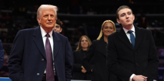Exgobernador pide que el hijo de Trump se enliste en el ejército ante conflicto con Irán El presidente Donald Trump y Barron Trump asisten a un evento en el Capital One Arena de Washington D.C., en enero de 2025. (Foto de AP/Evan Vucci)