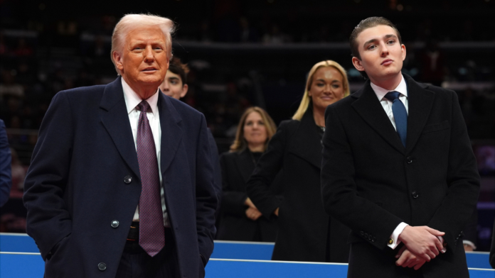 El presidente Donald Trump y Barron Trump asisten a un evento en el Capital One Arena de Washington D.C., en enero de 2025. (Foto de AP/Evan Vucci)