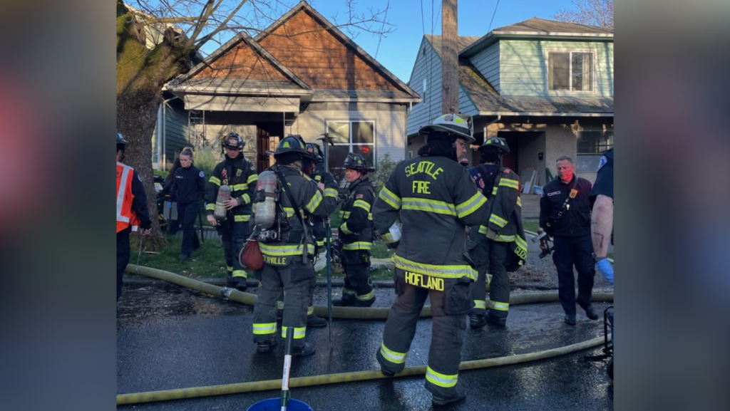 Bomberos luego de extinguir el incidió que se cobró la vida de una mujer en Cherry Hill— Foto: Bomberos de Seattle