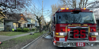 Incendio en Seattle se cobró la vida de una mujer de 87 años Camión del departamento de bomberos en el lugar del incendio que acabó con la vida de una mujer en Cherry Hill. Foto: Bomberos de Seattle.