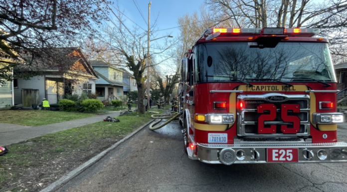 Incendio en Seattle se cobró la vida de una mujer de 87 años Camión del departamento de bomberos en el lugar del incendio que acabó con la vida de una mujer en Cherry Hill. Foto: Bomberos de Seattle.