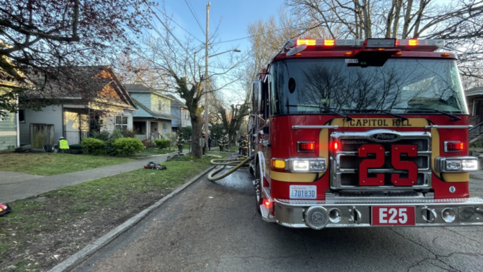 Camión del departamento de bomberos Camión del departamento de bomberos en el lugar del incendio que acabó con la vida de una mujer en Cherry Hill. Foto: Bomberos de Seattle.
