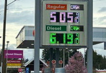 Precios del diésel impulsan aumento en alimentos en Washington Gasolinera en Hwy 99 en Edmonds, refleja el aumento en los precios del combustible, que a su vez eleva los costos de varios alimentos esenciales — Foto: Latino Herald ™