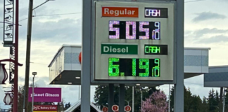 Precios del diésel impulsan aumento en alimentos en Washington Gasolinera en Hwy 99 en Edmonds, refleja el aumento en los precios del combustible, que a su vez eleva los costos de varios alimentos esenciales — Foto: Latino Herald ™