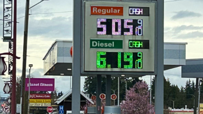 Gasolinera en Hwy 99 en Edmonds Gasolinera en Hwy 99 en Edmonds, refleja el aumento en los precios del combustible, que a su vez eleva los costos de varios alimentos esenciales — Foto: Latino Herald ™