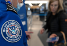 Trump firma orden para pagar a la TSA tras colapso del financiamiento en el Congreso Agente de TSA revisa el pase de abordar y la identificación de una pasajera en el Aeropuerto O'Hare, en Chicago, el 26 de marzo de 2026. (Foto AP/Paul Beaty)