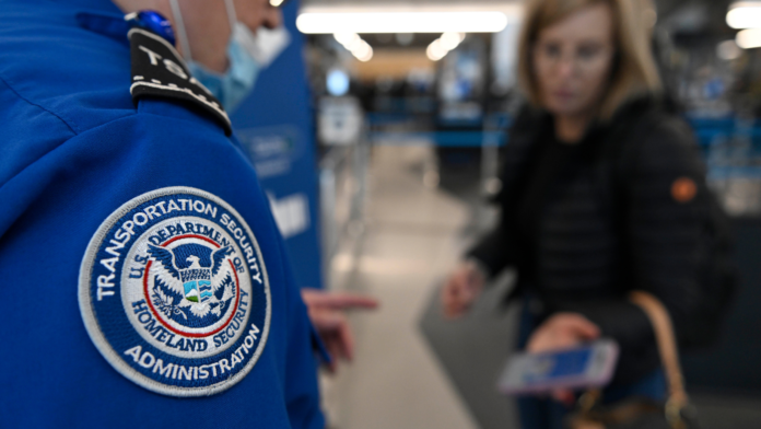 TSA Agente de TSA revisa el pase de abordar y la identificación de una pasajera en el Aeropuerto O'Hare, en Chicago, el 26 de marzo de 2026. (Foto AP/Paul Beaty)