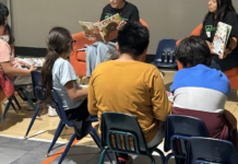 Washington amplía el preescolar gratuito pese a recortes en cuidado infantil Niños participan en una actividad de lectura en Silver Creek Family Church. A pesar de recortes en el cuidado infantil, la Legislatura estatal amplió el acceso gratuito a la educación temprana en Washington — Foto: Latino Herald ™