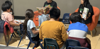 Washington amplía el preescolar gratuito pese a recortes en cuidado infantil Niños participan en una actividad de lectura en Silver Creek Family Church. A pesar de recortes en el cuidado infantil, la Legislatura estatal amplió el acceso gratuito a la educación temprana en Washington — Foto: Latino Herald ™