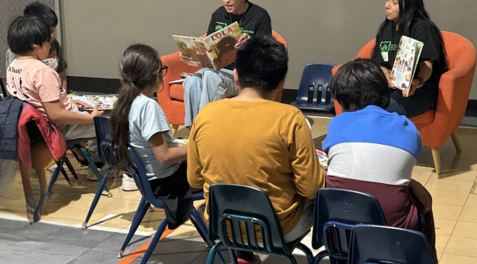 Washington amplía el preescolar gratuito pese a recortes en cuidado infantil Niños participan en una actividad de lectura en Silver Creek Family Church. A pesar de recortes en el cuidado infantil, la Legislatura estatal amplió el acceso gratuito a la educación temprana en Washington — Foto: Latino Herald ™