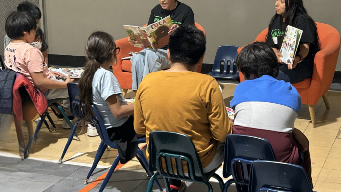 Niños participan en una actividad de lectura en Silver Creek Niños participan en una actividad de lectura en Silver Creek Family Church. A pesar de recortes en el cuidado infantil, la Legislatura estatal amplió el acceso gratuito a la educación temprana en Washington — Foto: Latino Herald ™