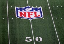 Demanda acusa a impostor que fingía ser jugador de la NFL de robar más de 4 millones de dólares Logotipo de la NFL antes de un partido de fútbol americano en el estadio MetLIfe, en East Rutherford, N.J. (Foto AP/Adam Hunger)