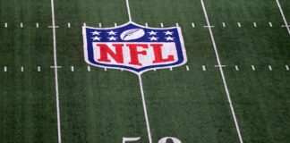 Demanda acusa a impostor que fingía ser jugador de la NFL de robar más de 4 millones de dólares Logotipo de la NFL antes de un partido de fútbol americano en el estadio MetLIfe, en East Rutherford, N.J. (Foto AP/Adam Hunger)