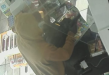 Arrestan a un menor de edad por robo a mano armada en una gasolinera de Centralia Imagen de cámara de seguridad muestra a un sospechoso con sudadera clara dentro de una gasolinera durante un presunto robo a mano armada en Centralia.