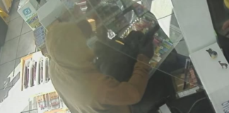 Arrestan a un menor de edad por robo a mano armada en una gasolinera de Centralia Imagen de cámara de seguridad muestra a un sospechoso con sudadera clara dentro de una gasolinera durante un presunto robo a mano armada en Centralia.