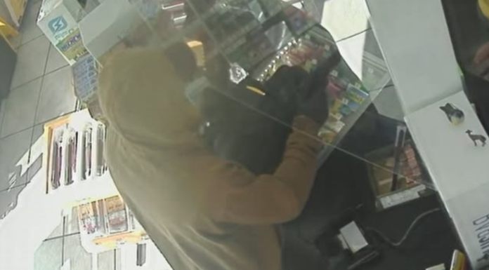 Arrestan a un menor de edad por robo a mano armada en una gasolinera de Centralia Imagen de cámara de seguridad muestra a un sospechoso con sudadera clara dentro de una gasolinera durante un presunto robo a mano armada en Centralia.